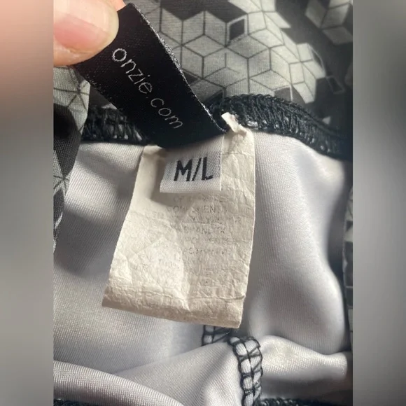 Onzie | M/L shiny geometric patterned ombré leggings - Picture 3 of 7